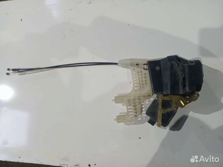 Замок двери задний левый Hyundai Tucson I