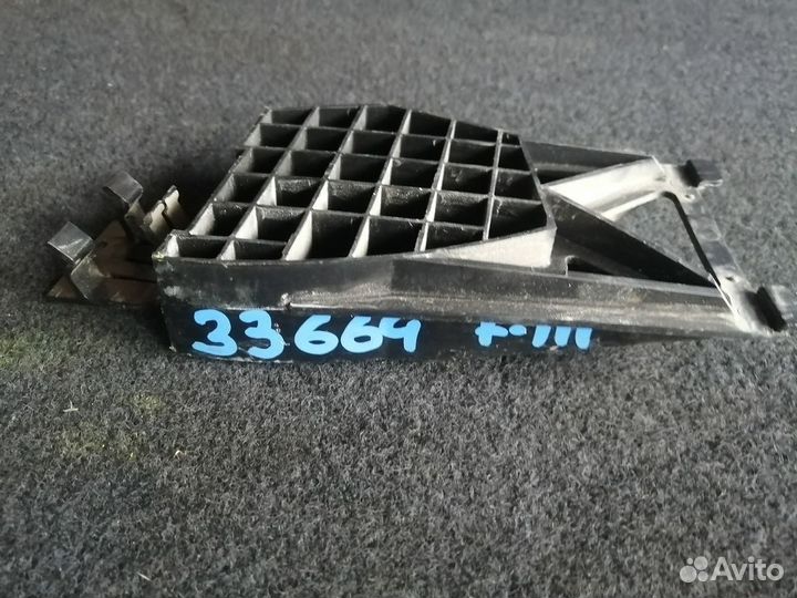 Кронштейн замка двери передний левый Ford Focus 3