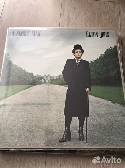 Коллекция виниловых пластинок Elton John