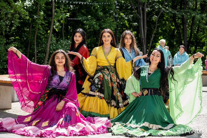 Цыганский ансамбль с медведем на праздник