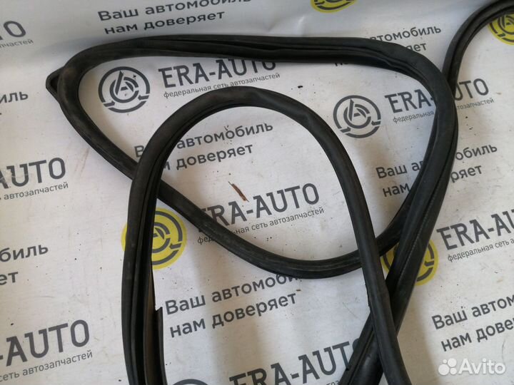 Уплотнитель двери передний правый Kia Sportage