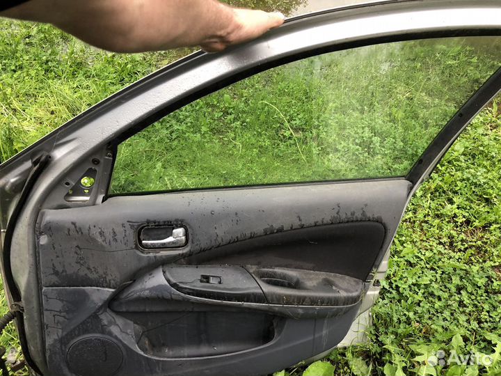 Дверь передняя правая для nissan almera