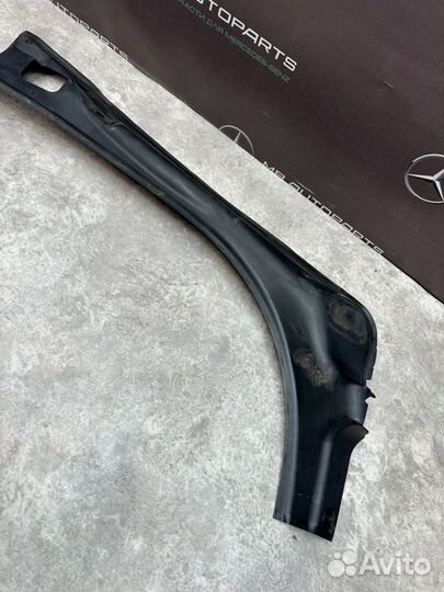 Накладка багажника задняя правая Mercedes-Benz