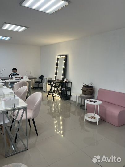 Маникюр с покрытием гель-лаком 890