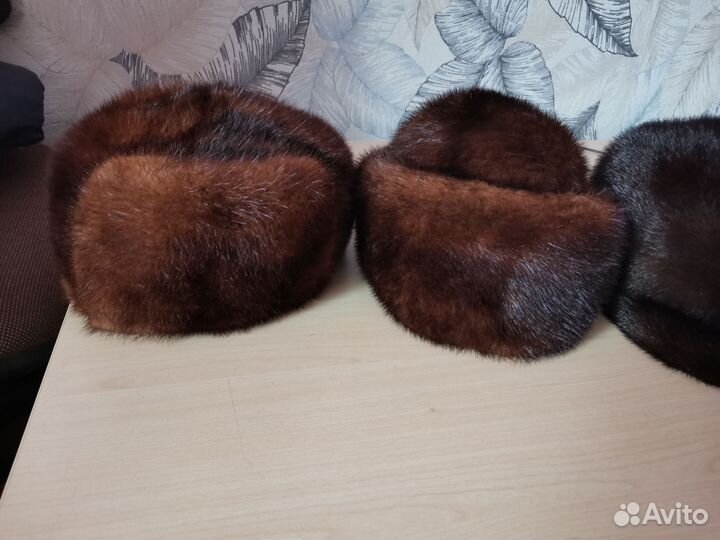 Мужская шапка и женская