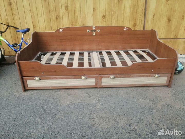 Кровать, полка