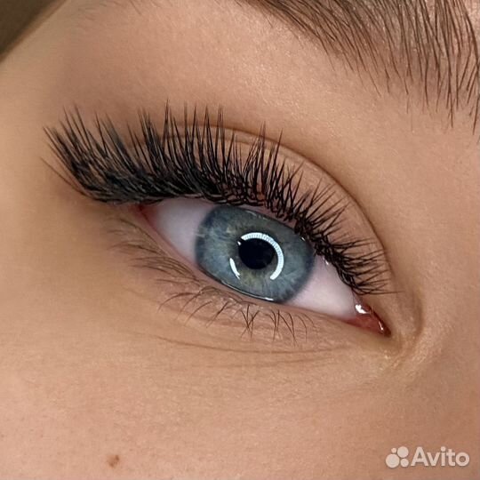 Мастер по наращиванию ресниц, лэшмейкер