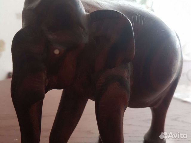 Слон из красного дерева