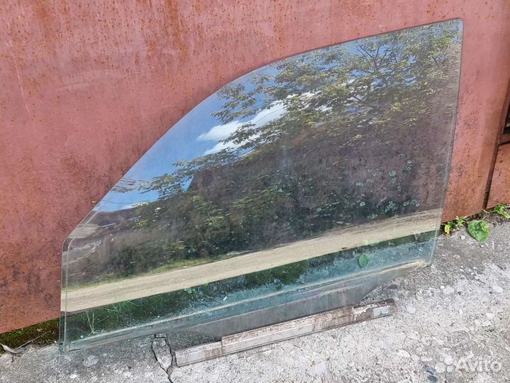 Стекло двери передней левой Mercedes W210