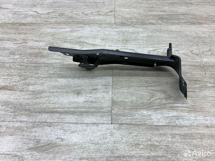 Кронштейн крепления крыла передний левый Mazda