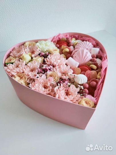 Коробочка с цветами и сладостями
