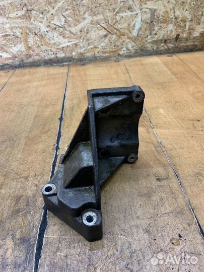 Кронштейн двигателя Ford Fiesta fxjb 2004