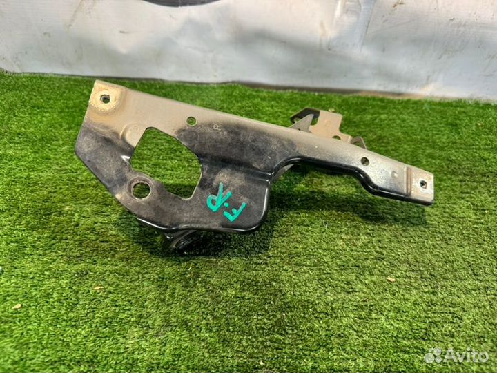 Крепление крыла переднее правое Honda Fit GP5 LEB