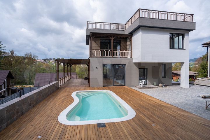 Коттедж 330 м² на участке 10 сот.