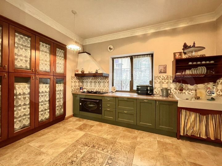 Дом 198 м² на участке 8,6 сот.