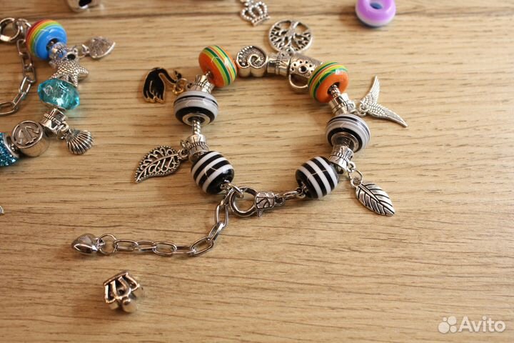 Браслет для девочки в подарок с шармами подвесками