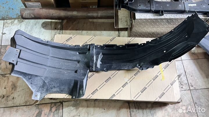 Подкрылок перед левый Toyota Land Cruiser 200 15