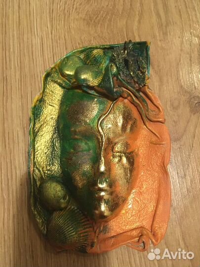 Маска настенная из кожи