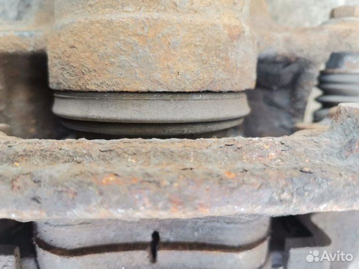 Суппорт тормозной передний Mercedes W201 седан 2.3