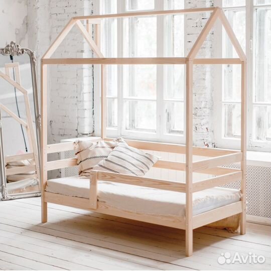 Кровать домик из массива