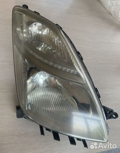 Фара передняя правая Toyota Prius W20 2003-2009
