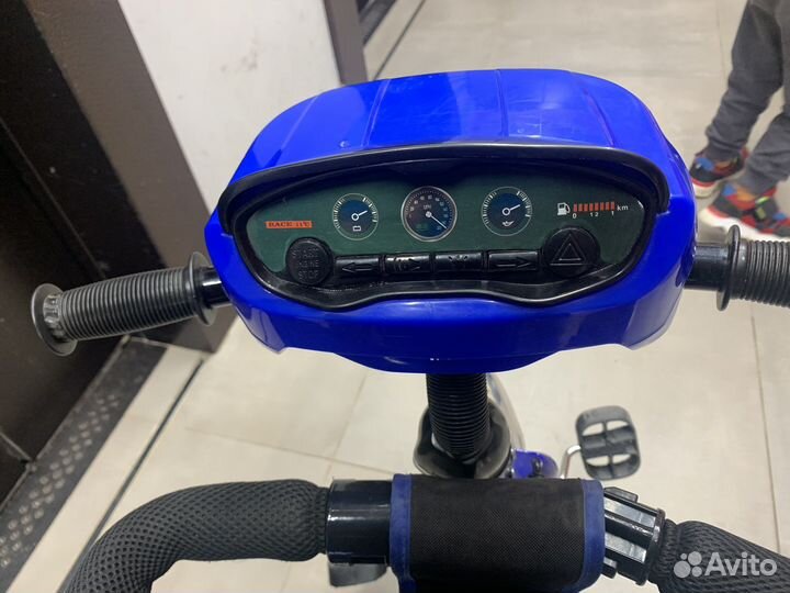 Трехколесный велосипед с ручкой