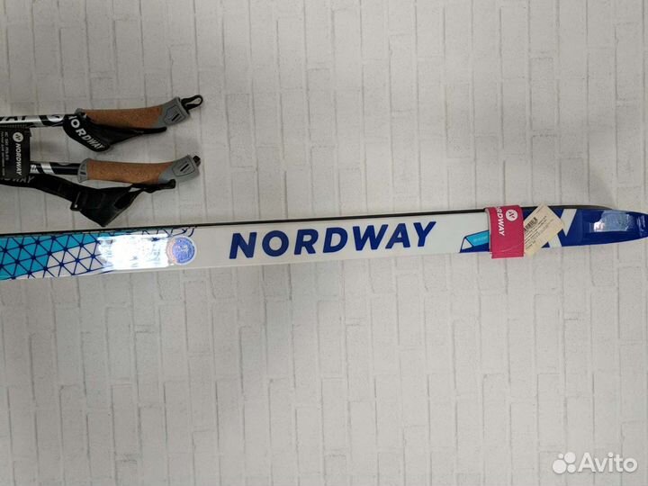 Новые лыжи в комплекте с ботинками 41 размер