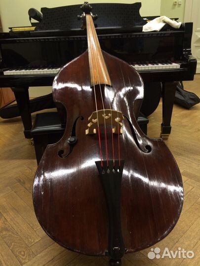 Старинный контрабас