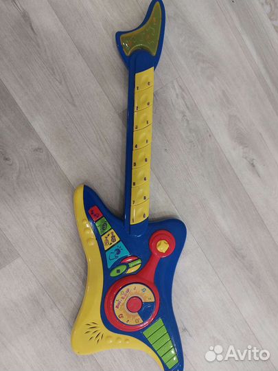 Барабан и гитара музыкальные