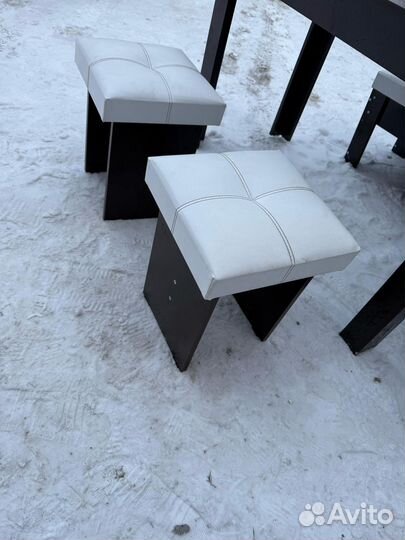 Кухонный уголок со столом и стульями