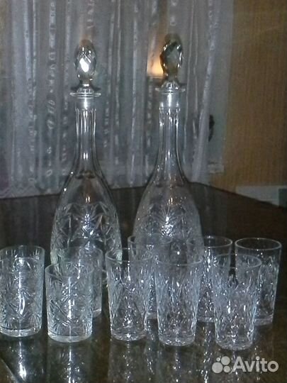 Хрустальные графины и стопки