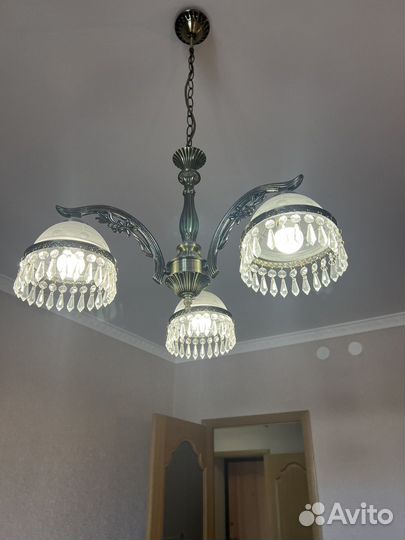 Люстра потолочная трехрожковая и два бра к ней