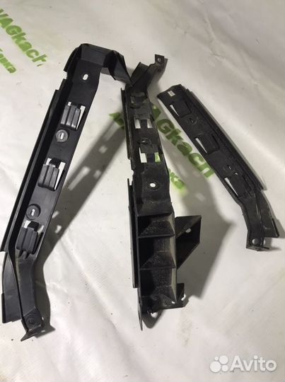 Крепление бампера. Кранштейн. Volkswagen jetta mk