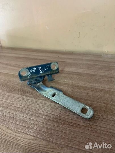 Петля капота правая Logan