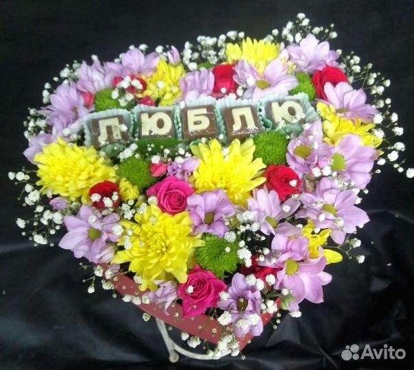 Цветы с шоколадными буквами