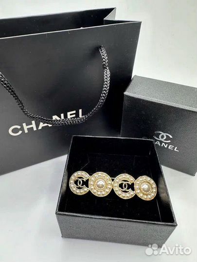 Женская брошь Chanel