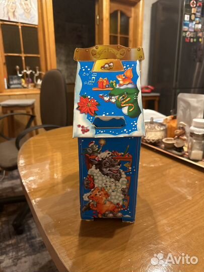 Коробка из плотного картона для подарка