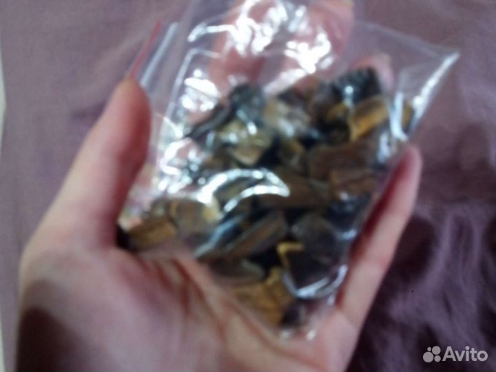 Пуговицы и натуральный камень с отверстиями