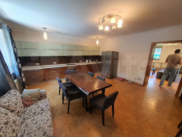 Дом 407 м² на участке 12 сот.