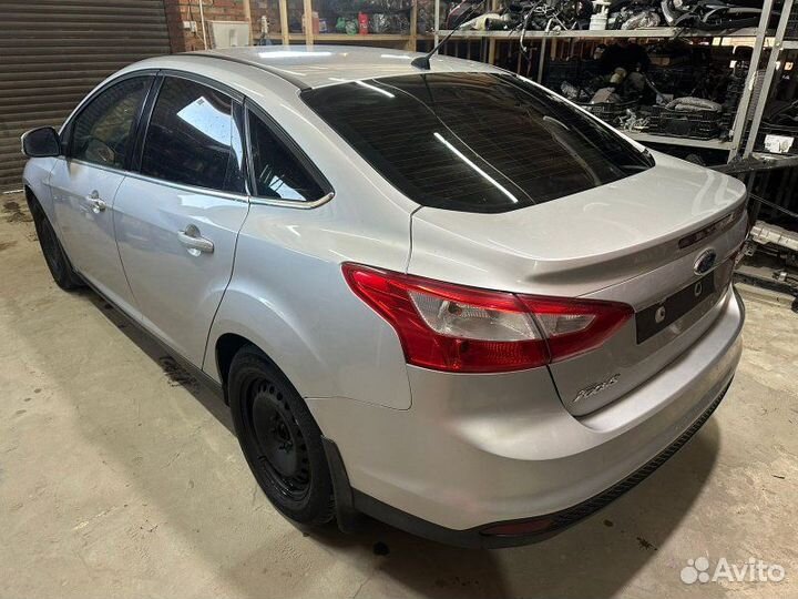 Накладка торпедо боковая левая Ford Focus 3 2.0L