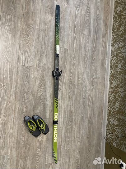 Лыжные ботинки и лыжи