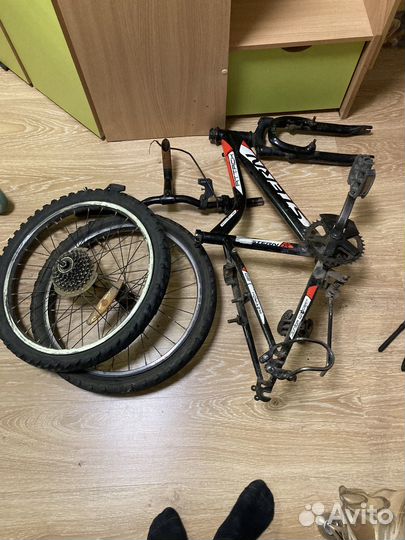 Рама и колеса и руль и педали и вилка и подножка