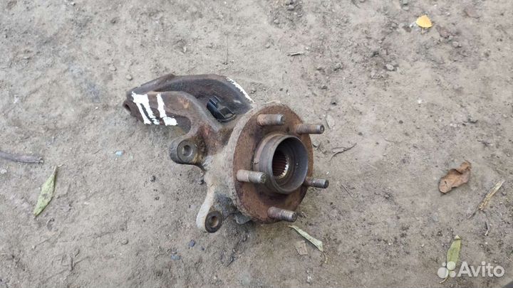 Поворотный кулак левый Ford Mondeo 3