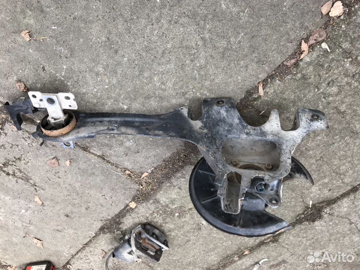 Volvo S80 кулак задний левый цапфа