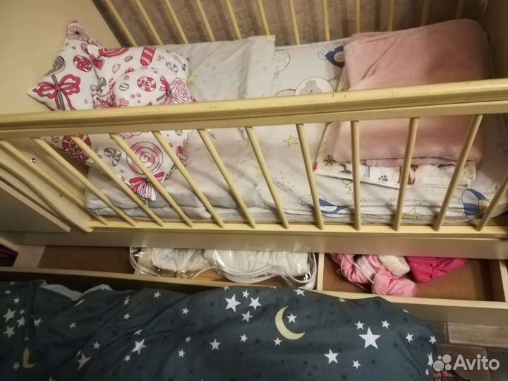 Детская кроватка + пелинальный стол + комод