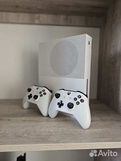 Рассрочка Xbox one s 2 джойстика +игры