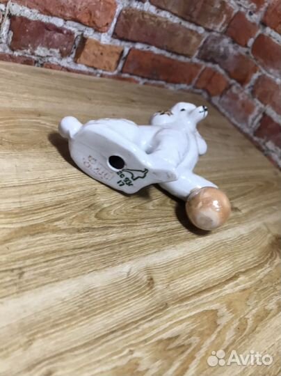 Пудель с мячом статуэтка