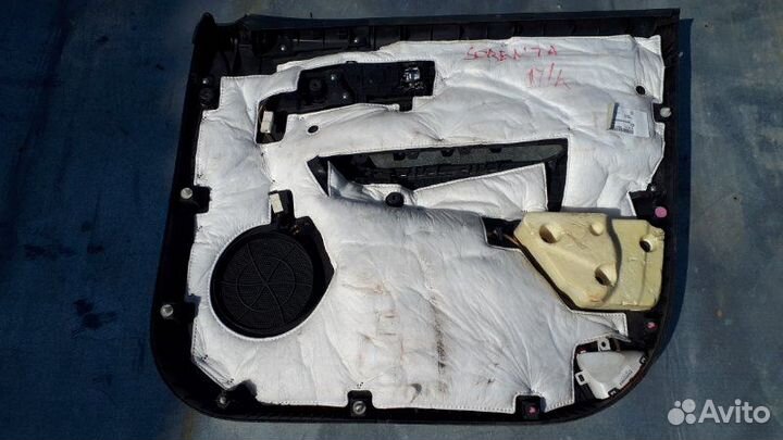 Обшивка двери передняя левая Kia Sorento XM