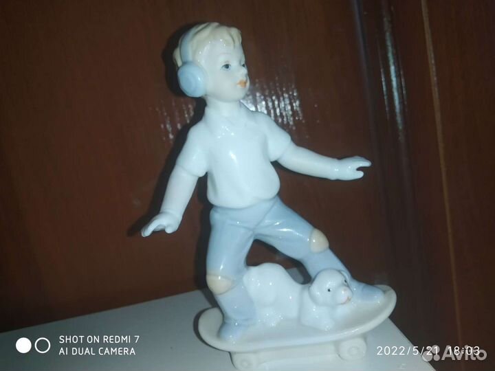 Фарфоровая статуэтка мальчик на скейте с пёсиком