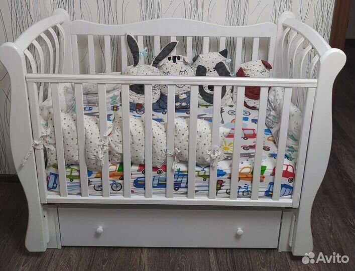 Детская кровать с маятником и матрасом